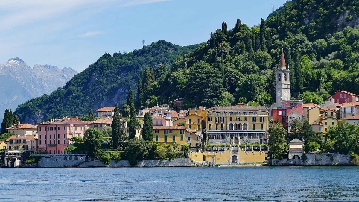 Sightseeing cruise leaving Varenna past Villa Monastero on Lake Como