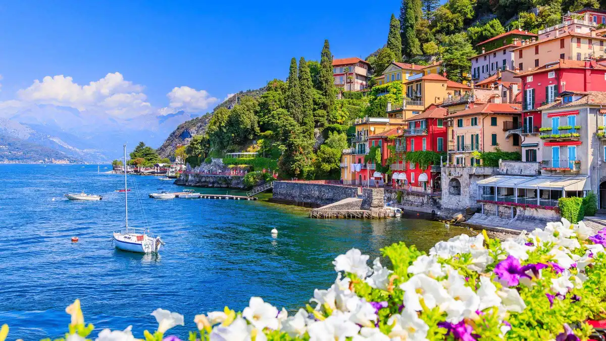 Coach day trip group with the Bellagio waterfront and Lake Como behind