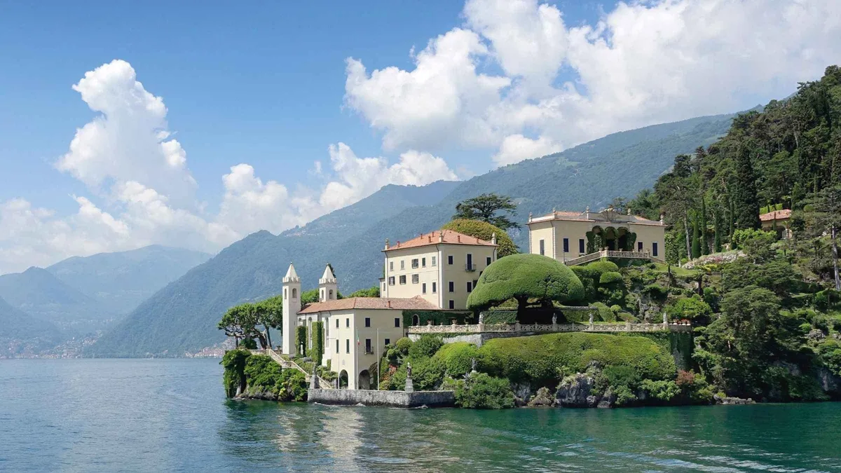 Boat crossing from Varenna towards Villa del Balbianello on Lake Como